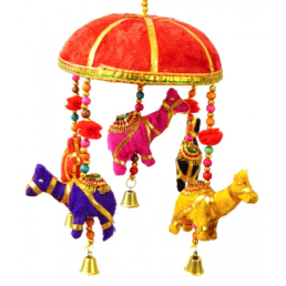 Зв'язка 5 різноколірних верблюдів під куполом