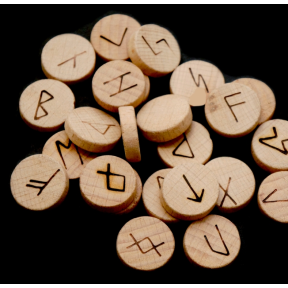 Набор деревянных рун для гадания с аннотацией 